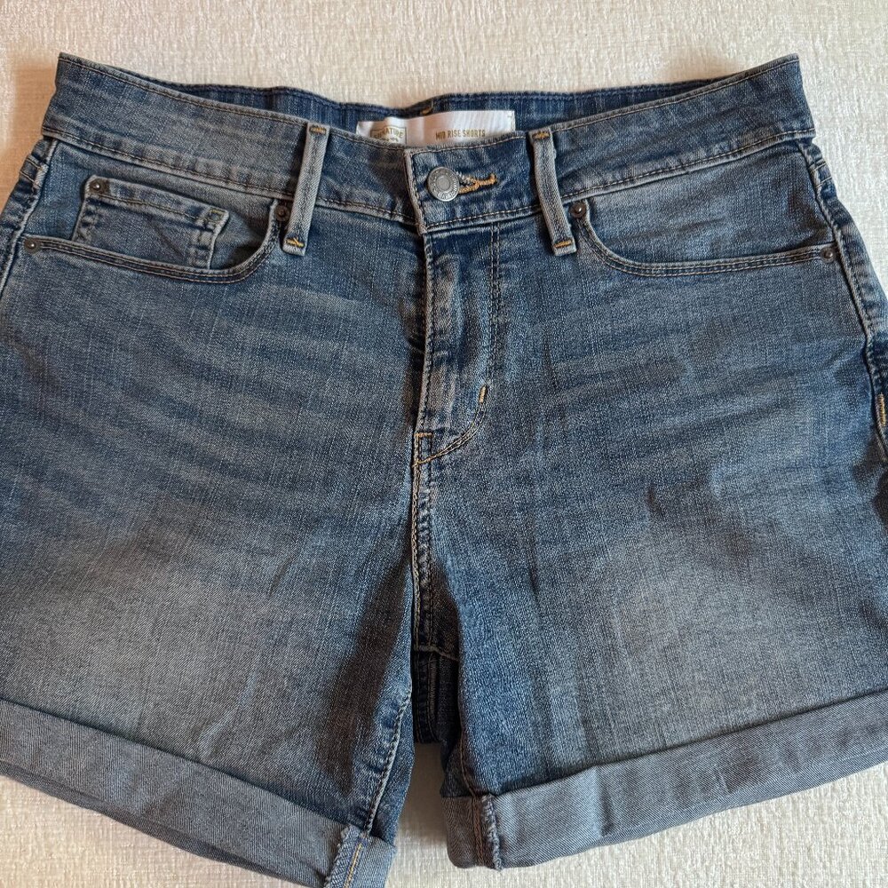 Levi's Light-Wash Mid-rise Jean shorts